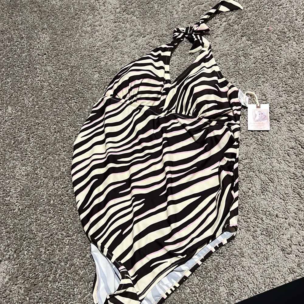 Jessica Simpson maternity clothes bathing suit